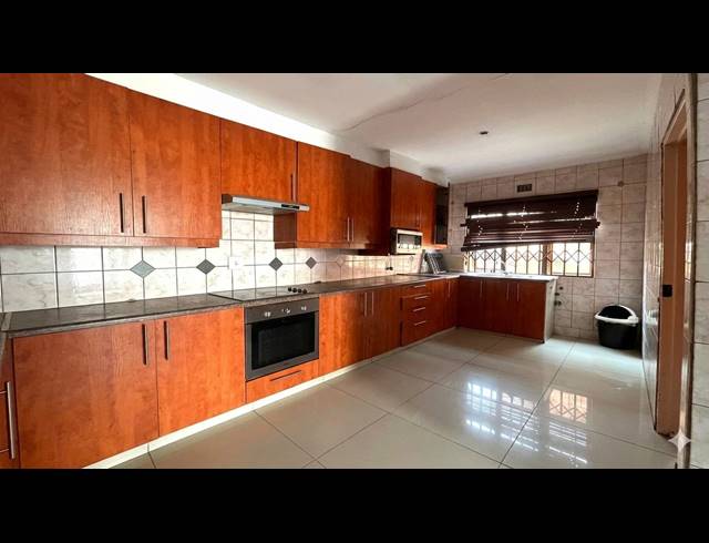 3 BEDROOM FREEHOLD FOR SALE IN VICTORIA MXENGE